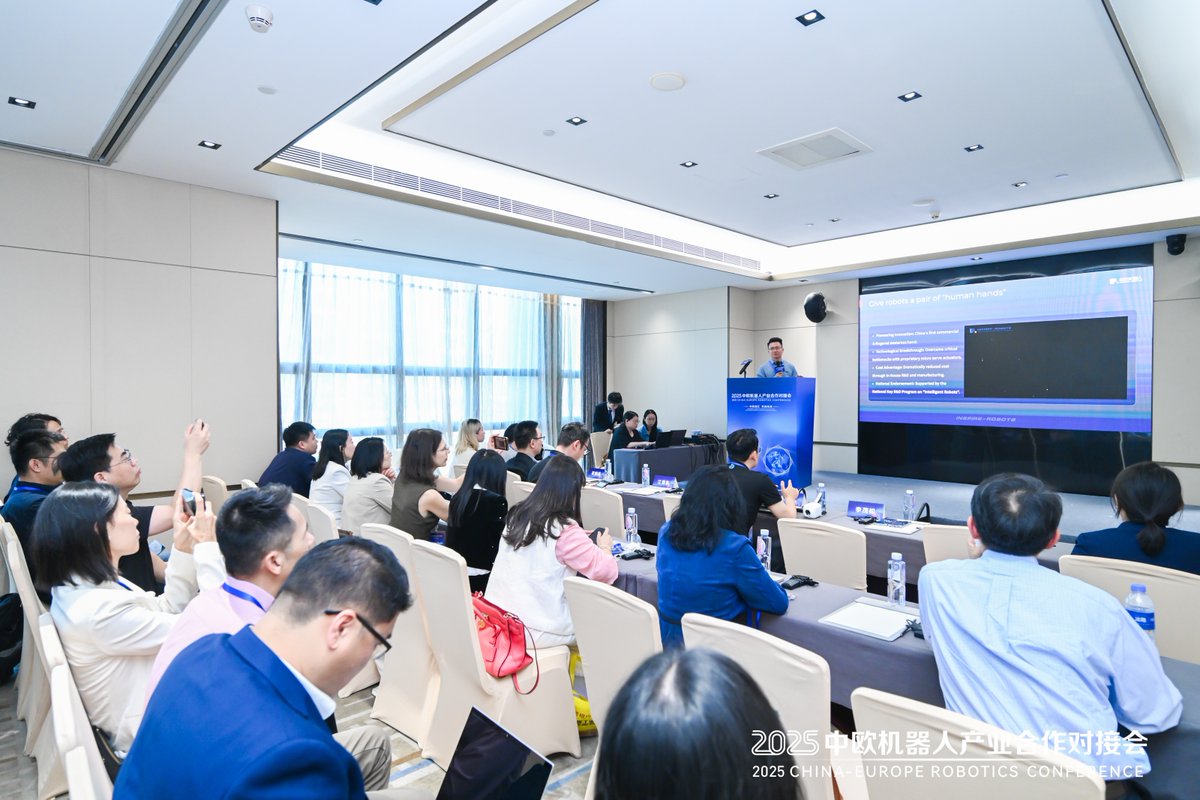 Inspire_robots's tweet image. 🤩 INSPIRE ROBOTS at 2025China-Europe Robotics Conference 🤝 
General Manager Mendel was invited to attend the event and delivered a keynote speech on the theme “From Core Components to System-Level Capabilities.”