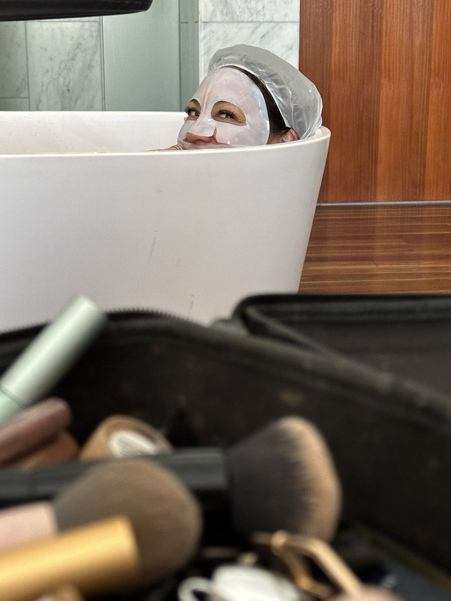 KateCeberano's tweet photo. I can’t resist you no matter how hard I try…. #bedroomeyes @therealkateceberano #fiyglamsquad #aria #diydiva #icanbuymyselfflowers @ARIA_Official https://t.co/3Hb7ouN2JF