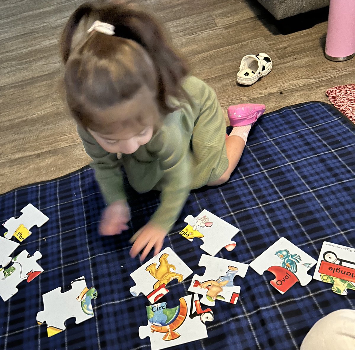 RCPS_EarlyLearn's tweet image. Mom &amp;amp; Student A building puzzles with Mrs. Gutierrez during PAT.
#FamilyFun #pat #dph #parentsasteachers