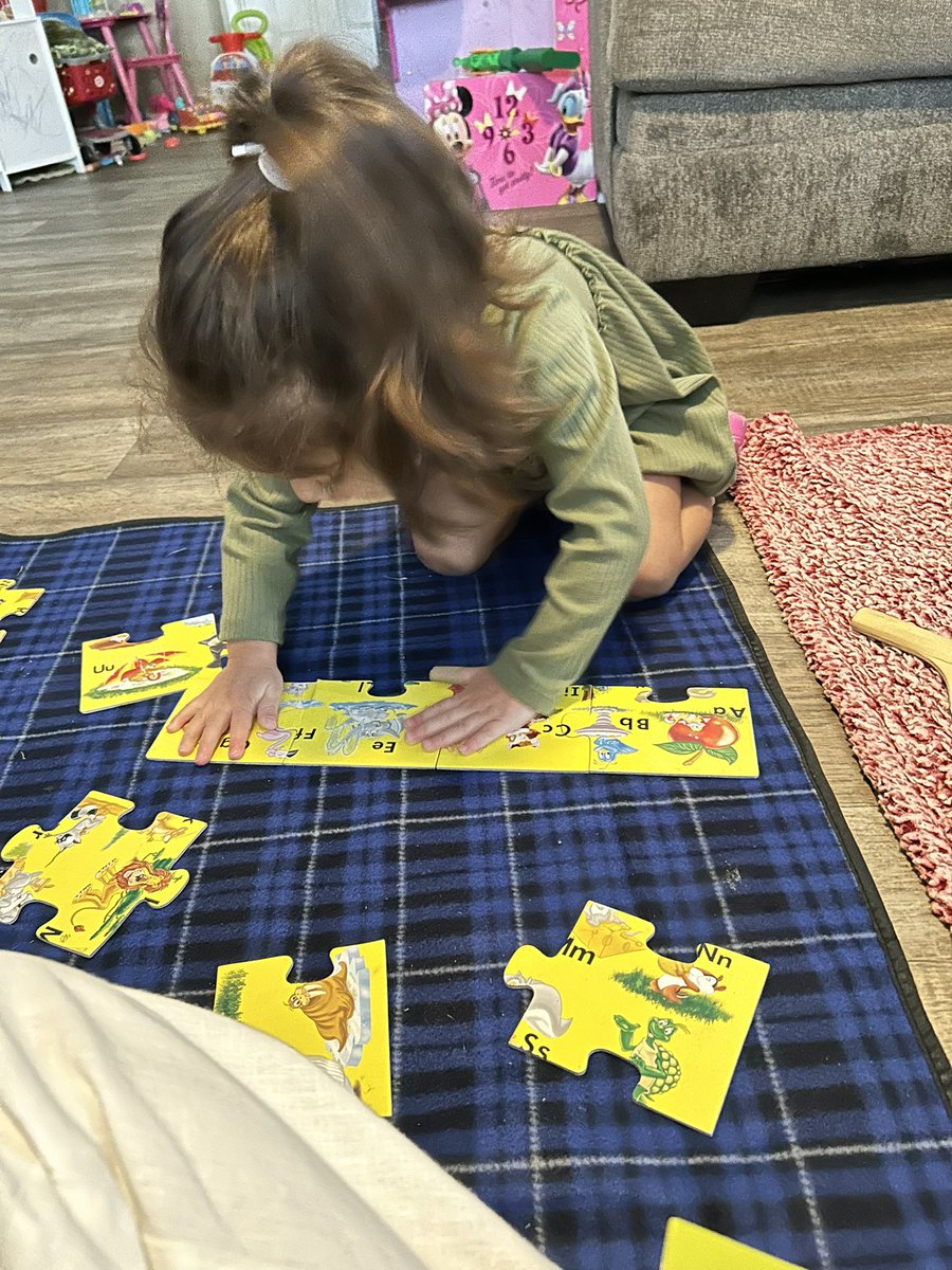 RCPS_EarlyLearn's tweet image. Mom &amp;amp; Student A building puzzles with Mrs. Gutierrez during PAT.
#FamilyFun #pat #dph #parentsasteachers