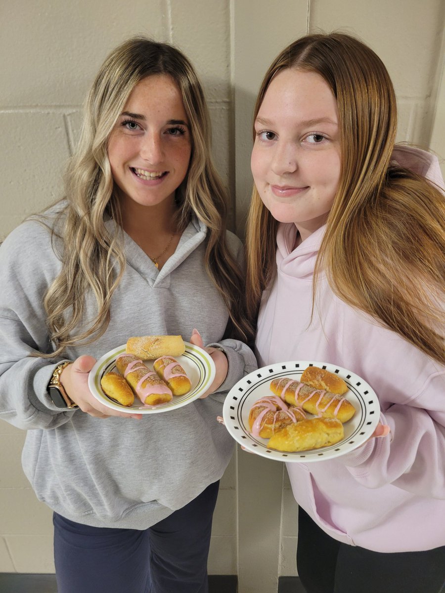 Anderson_FCS's tweet image. Our soft pretzels aren&apos;t traditional in shape, but they are traditional in taste - maybe even better. The homemade icing put Auntie Anne&apos;s to the test!! #GlobalFoods #CookingClass #AHSisFamily