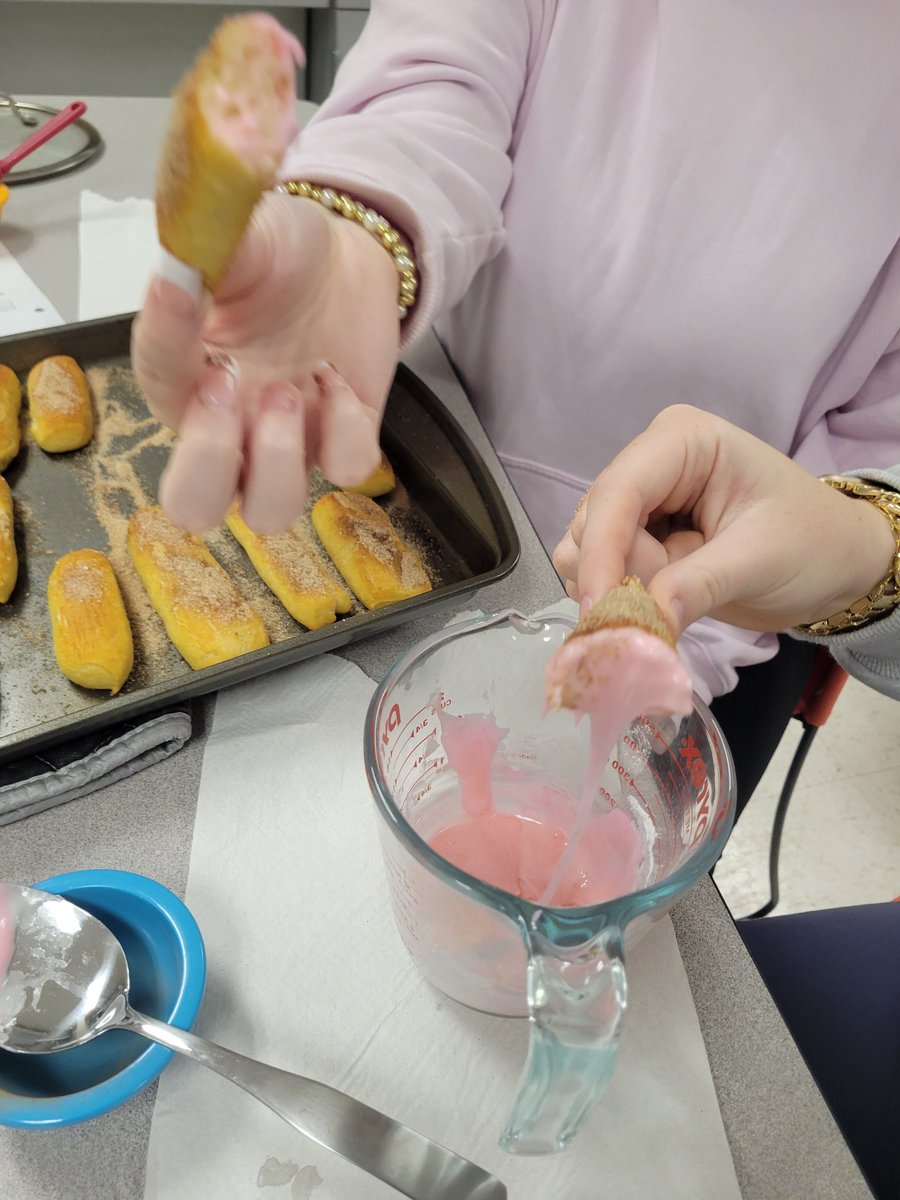 Anderson_FCS's tweet image. Our soft pretzels aren&apos;t traditional in shape, but they are traditional in taste - maybe even better. The homemade icing put Auntie Anne&apos;s to the test!! #GlobalFoods #CookingClass #AHSisFamily