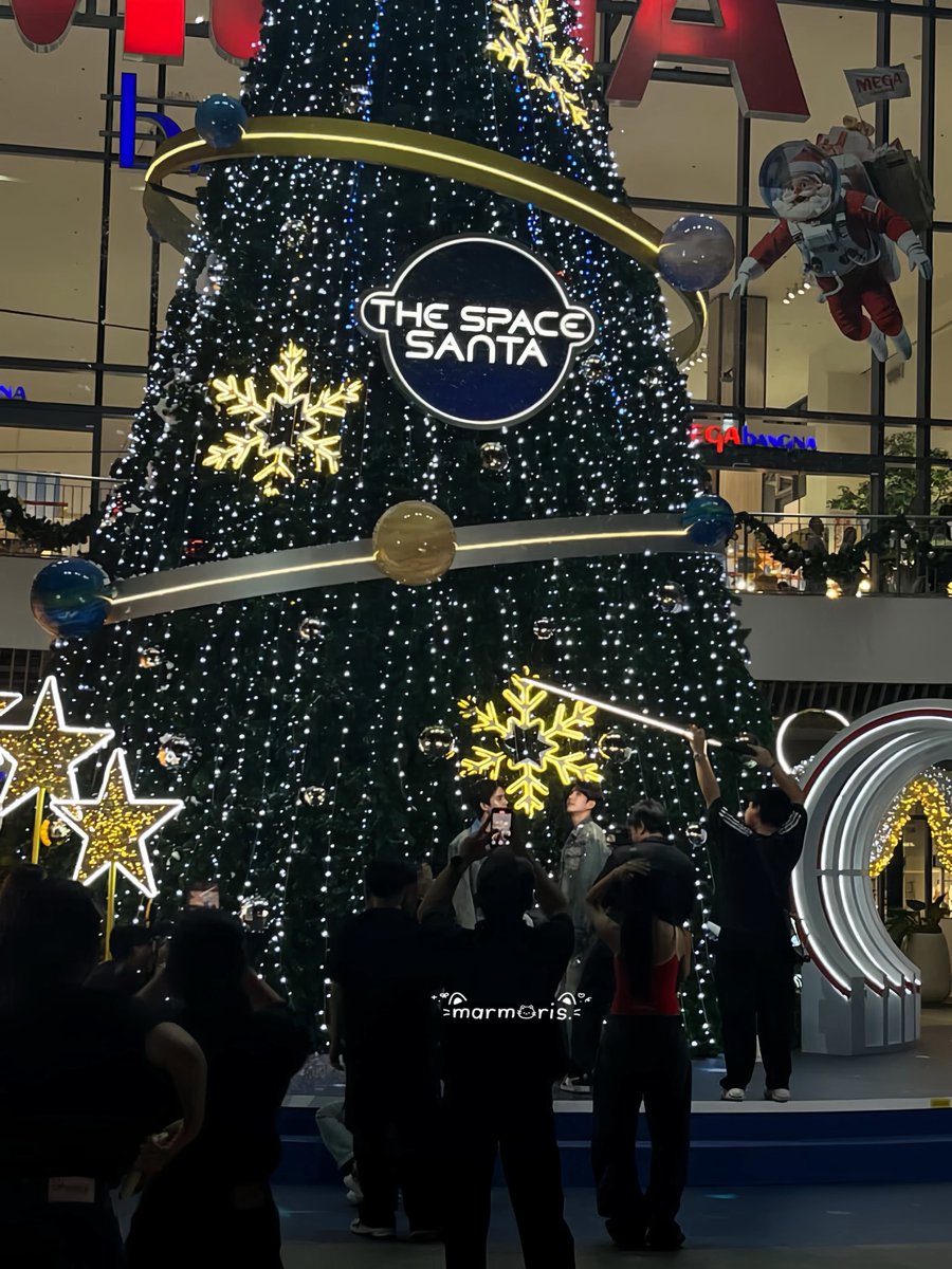 whysocerealls's tweet image. พี่จิมมี่กล้องอยู่ทางนี้พี้ มองแต่เธอไม่มองอะไรเลยดิป๊า ก็แฟนสวยอ่าเนอะ

(เพื่อนพี่สาวเราเจอเมื่อวานแล้วถ่ายมาฝากนะคะ)