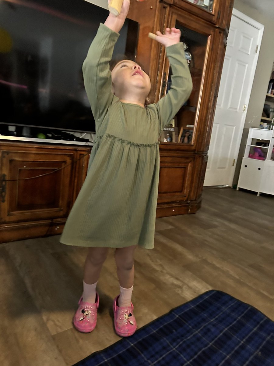 RCPS_EarlyLearn's tweet image. Mom &amp;amp; Student A building puzzles with Mrs. Gutierrez during PAT.
#FamilyFun #pat #dph #parentsasteachers