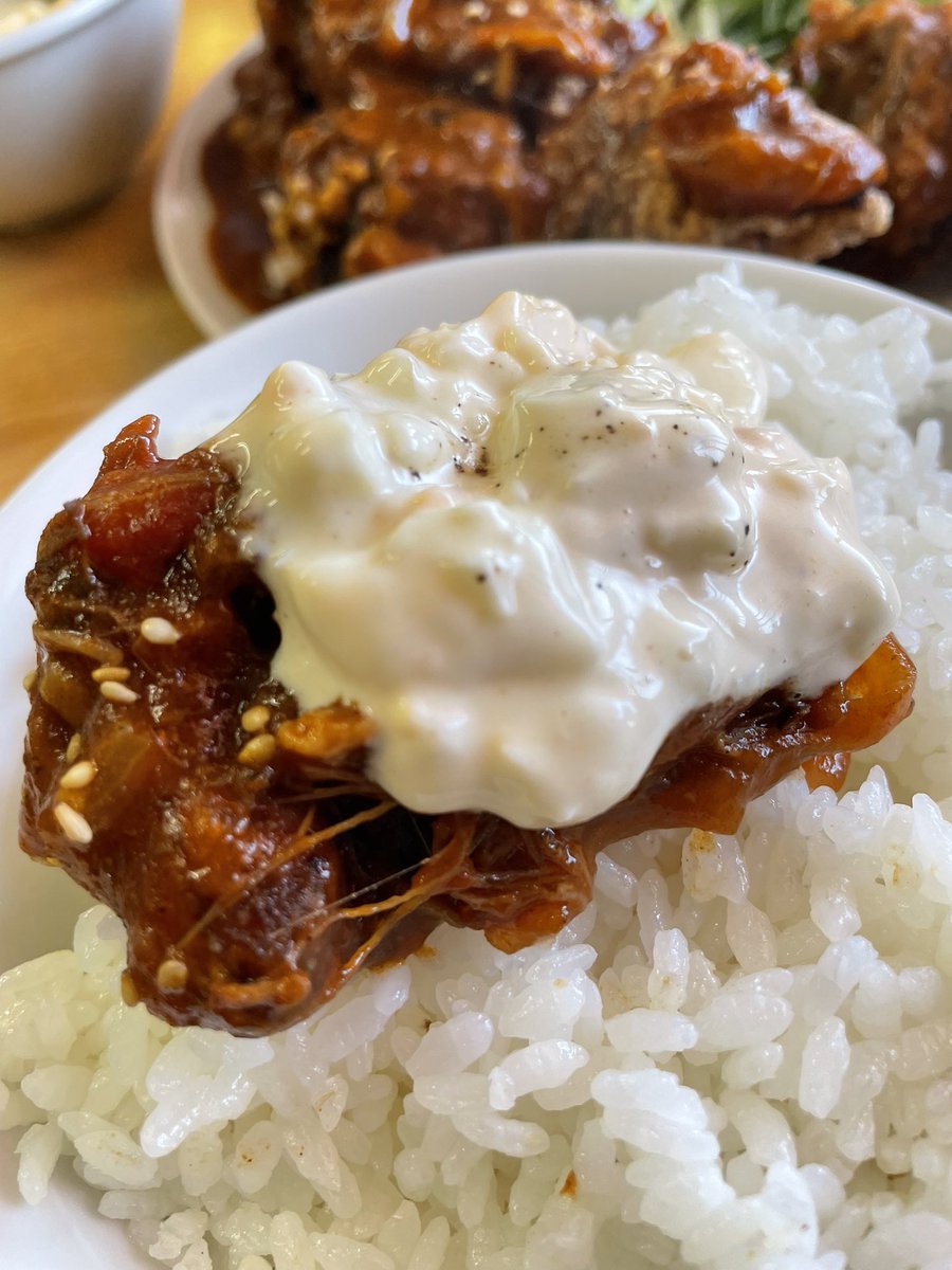 今日は加須市の最強町中華かし亀🐢
遅めでしたが3番手で突撃〜

●唐揚げカレーがけライス
●タルタル

唐揚げ食べたい…
カレーも食べたい…
今日の気分にピッタリなメニュー😍
そしてタルタルも忘れずに❣️

超美味しくて大満足でした🤤
本日もご馳走様でした🙏