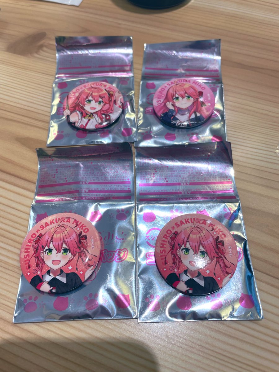 缶バッジとかピックたくさんあって嬉しい☺️✨ ランチョンマットは