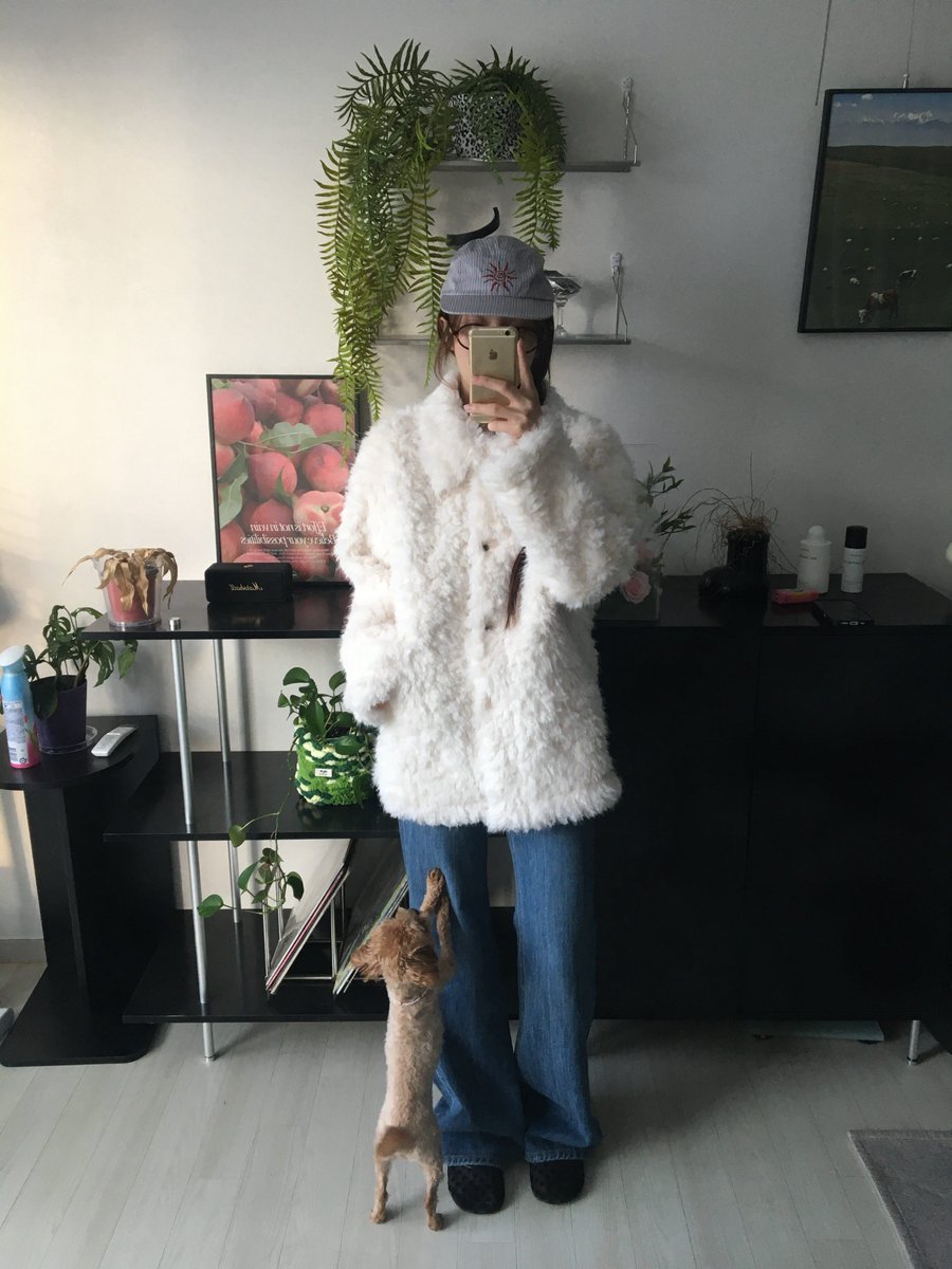 forourloving_'s tweet image. 근데 이거 쇼핑몰 상세컷에 강아지가 안아달라고 다리 벅벅 긁고 있는데 그 다음컷에 사장님이 강아지 안고있어요 개웃김 ㅜㅜ