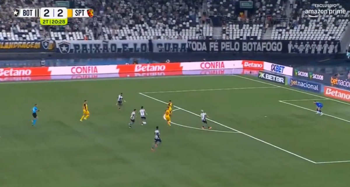 FUTEDADEPRESSAO's tweet image. 5x2 e ele conseguiu tocar essa bola no pé do zagueiro do Sport. Esse é o retrato da destruição total que o Textor fez nas pontas do Botafogo esse ano. Ainda bem que o menino Kadir acabou salvando no final. Ponta direita e ponta esquerda tem que ser prioridade pra 2026.