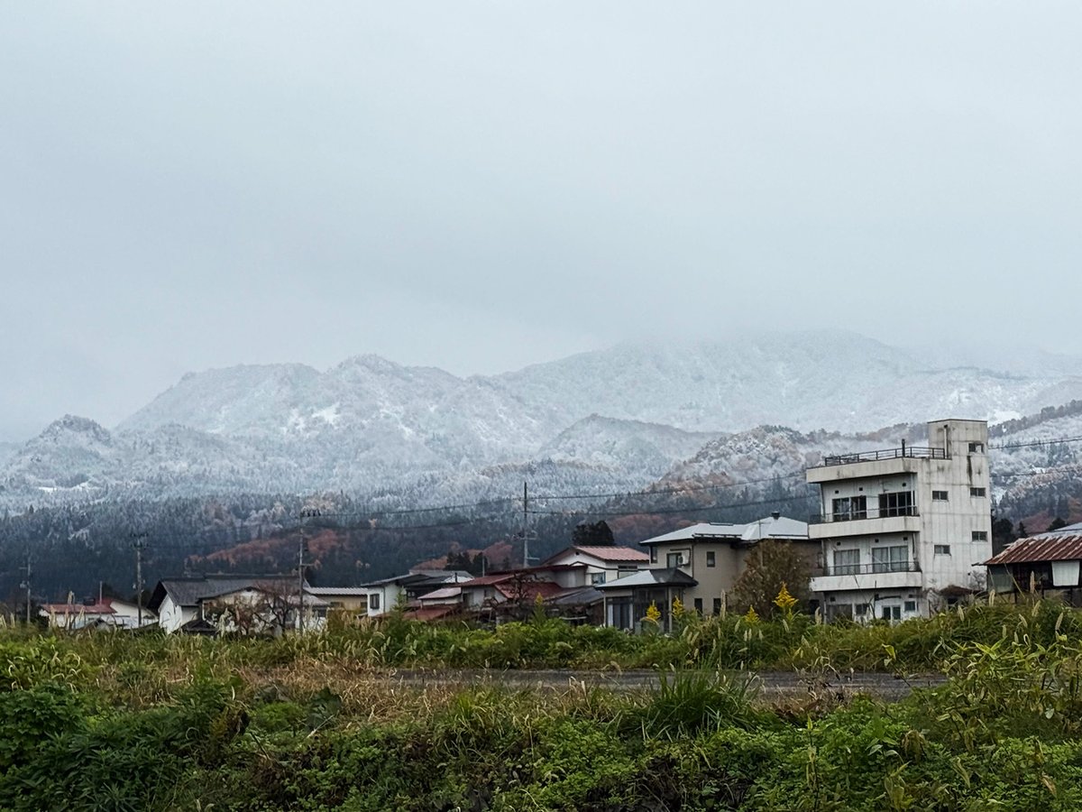 ainergy_jp's tweet photo. 今朝の美里事務所から見える山の様子です。
すぐ近くまで雪が迫ってきており、冬の気配をしっかり感じます❄️ https://t.co/Ns3C9d5lEV