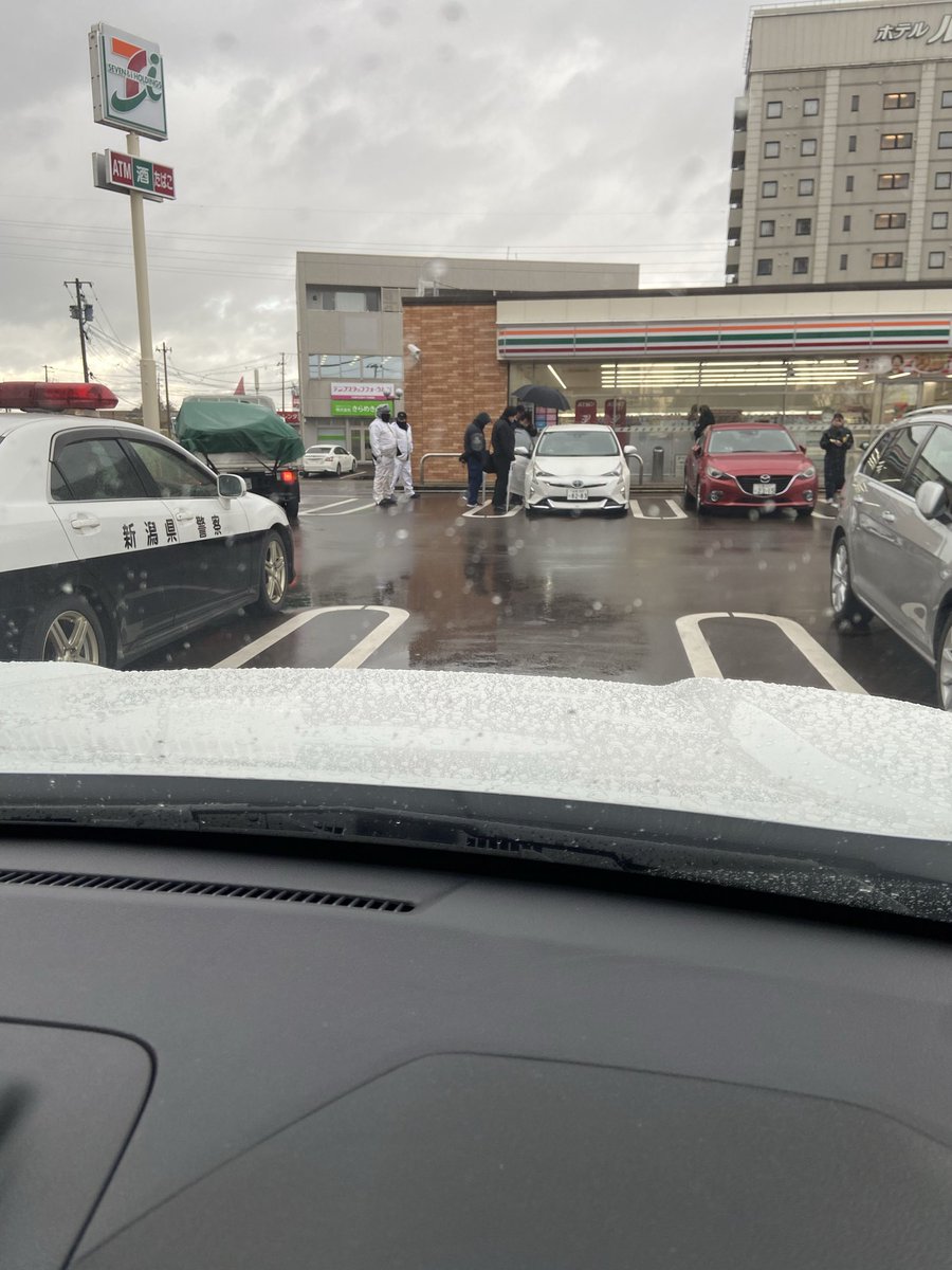 Hansin0516's tweet photo. 何の事件か？
3時間以上車内立てこもり警察の説得に応じず
＃セブンイレブン燕三条駅前店
＃船橋ナンバープリウス https://t.co/OwsFp7J2Sl