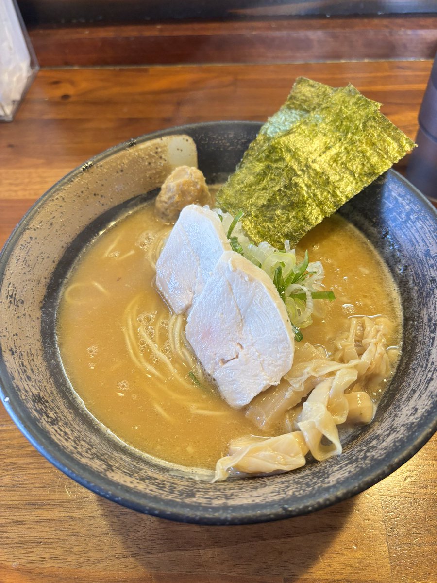 slotseventh's tweet photo. 麺家　虎珀❣️
濃厚鶏そば　醤油✨
鶏の旨味がつまってる〜⤴️⤴️
うまうまでしたー(o^^o) https://t.co/5gUda2ZPcD