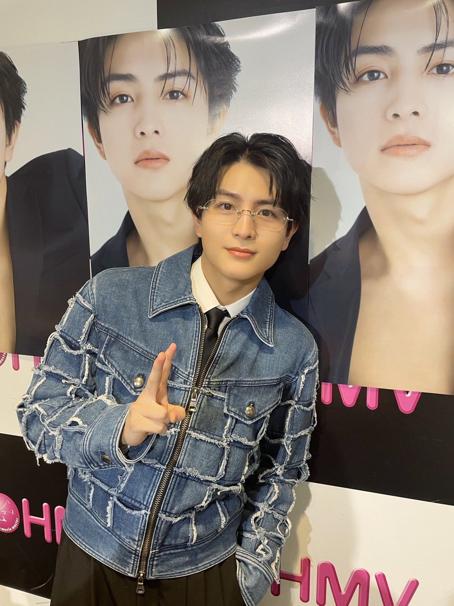 柏木悠 1st写真集 19→20 発売中📚📚📚 写真集の写真をポスターにして