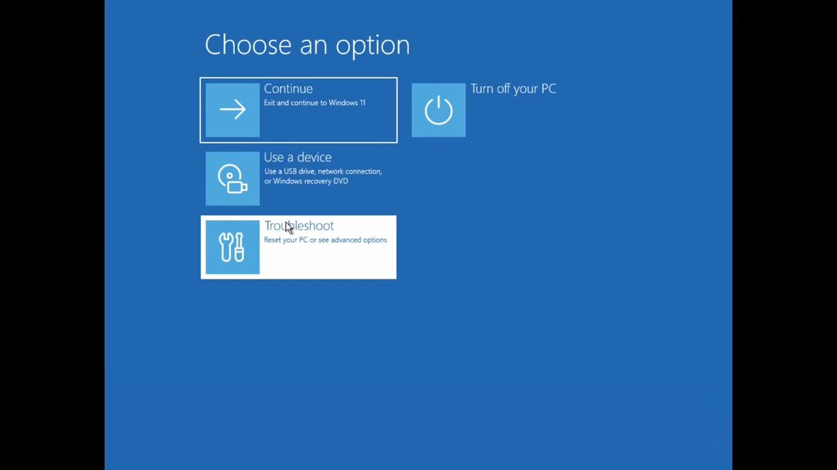 Windows 11 특정 시점 복원 기능 설명: 이 기능은 24시간마다 자동으로 스냅샷을 생성하여 72시간 동안 보관합니다. 심각한 시스템 장애 발생 시 WinRE 환경을 사용하여 신속하게 복원할 수 있습니다. 이