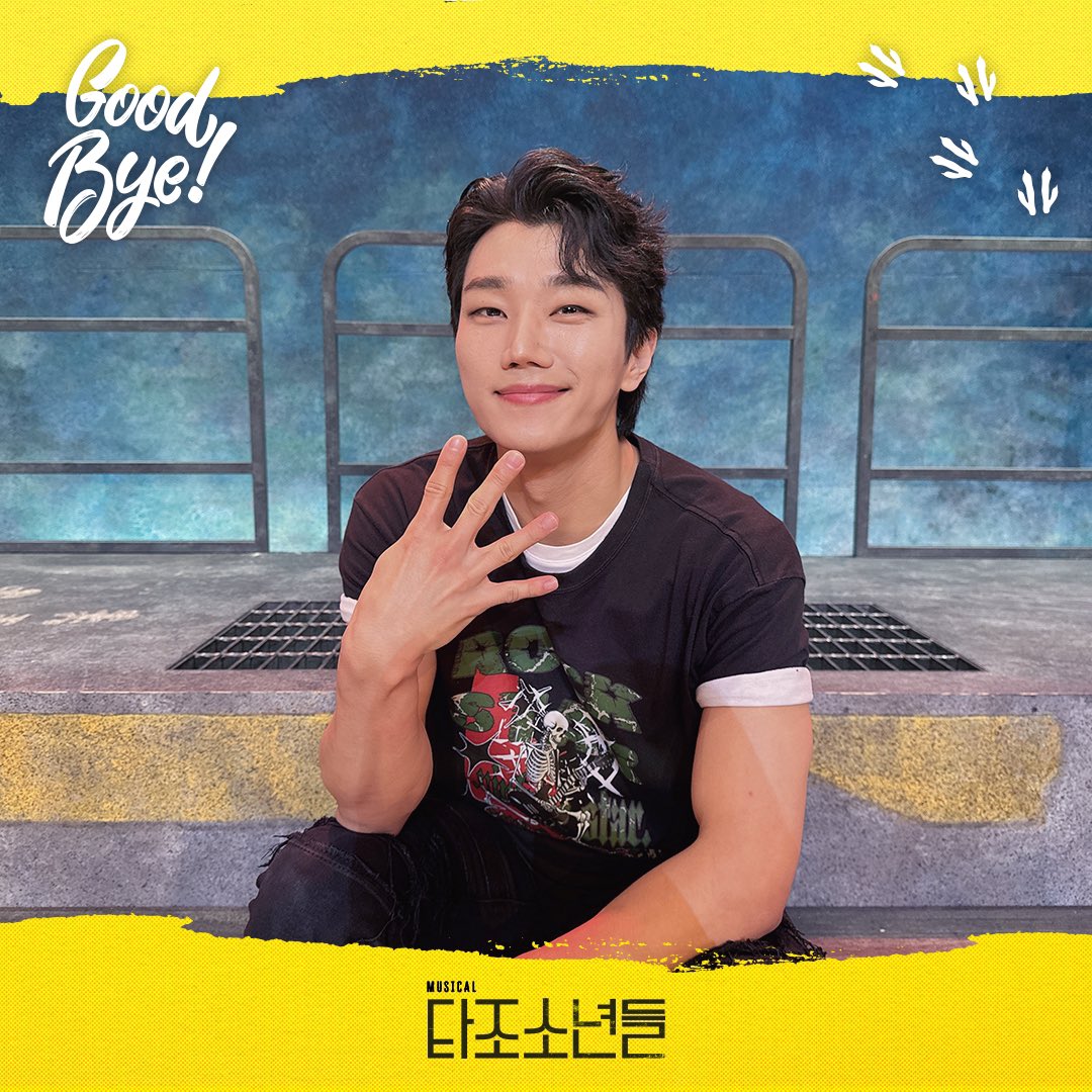 newpro_ostrich's tweet image. [뮤지컬 #타조소년들]

🪑🪑🪑🪑
Good Bye D – 4 🌊

“ROSS.”

심 | #김준식

대학로 TOM(티오엠) 1관
2025.09.04 – 11.23

#뮤지컬 #타조소년들 #굿바이디데이공개