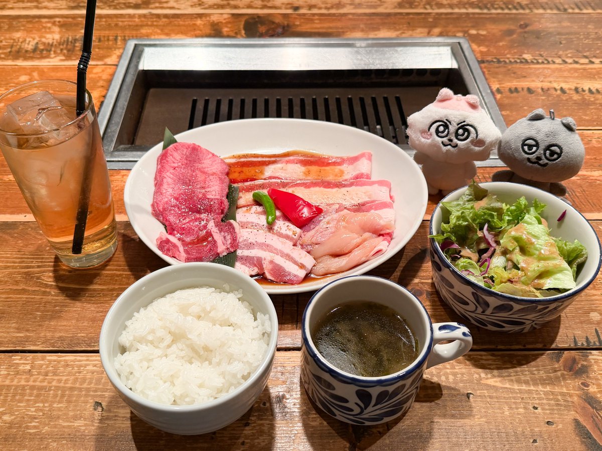 anime_nmeneko's tweet image. ╭━━━━━━━━━━━━━━━━━╮
　　　　#ンめねこ とうすくろが
　赤坂で美味しいごはん屋さんを開拓！
　　　　#今日のンめねこ飯
╰━━━━━━━━ｖ━━━━━━━━╯
焼肉の食欲がそそられる香ばしい匂いに引き寄せられた2人💨
肉厚でジューシーな牛タンに感動するンめねこでした🥹✨…