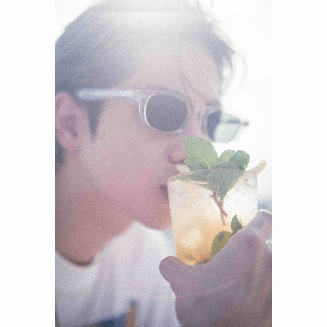 志尊淳アニバーサリー写真集「final」
🤍🤍

いよいよ写真集発売まで3週間をきりました！今週は写真集収録カットを先行公開いたします👓✨座席は向かい合わせと横並び、どちら派ですか？

#志尊淳　
#写真集final
#週一お楽しみ
#ひとくちちょうだい