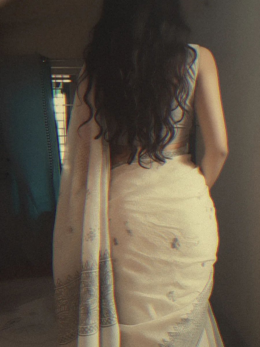 تمہارے بال جزیرے ہیں عود و عنبر کے
تمہاری چال قیامت ہے لوگ کہتے ہیں
ن م