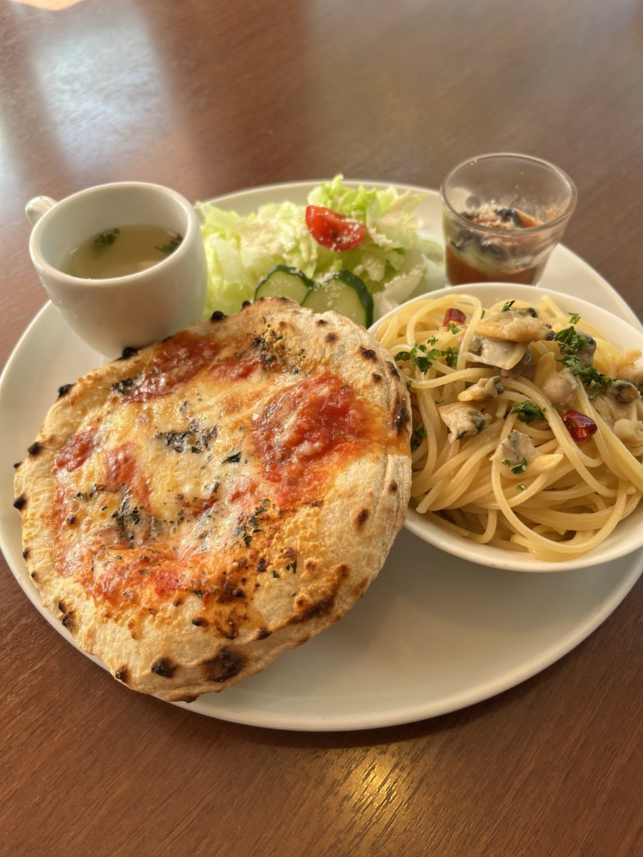 狭山丘陵トトロの森近く狭山湖入り口そばの

イタリアン トラットリア・アドリアーノで

パスタとピザのワンプレートランチ新登場。
trattoriaadriano.com

スープとサラダと一口前菜付で平日は1200円とコスパもよい

狭山湖の森の木漏れ日そそぐ広めのテーブルでほっと落ち着き大満足でした。