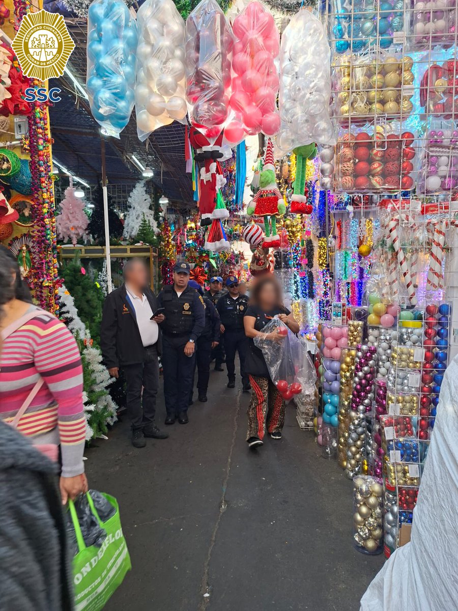 SSC_CDMX's tweet photo. #ColoniasSeguras | Comprometidos con tu seguridad, policías auxiliares y recorren calles #CasaXCasa y realizan visitas a mercados y negocios de la #ZonaNorte, reforzando la seguridad para prevenir la comisión de cualquier delito; brindando confianza y fortaleciendo la comunicación con vecinas y vecinos.
#LaPolicíaCercaDeTi @ClaraBrugadaM #JefaDeGobierno