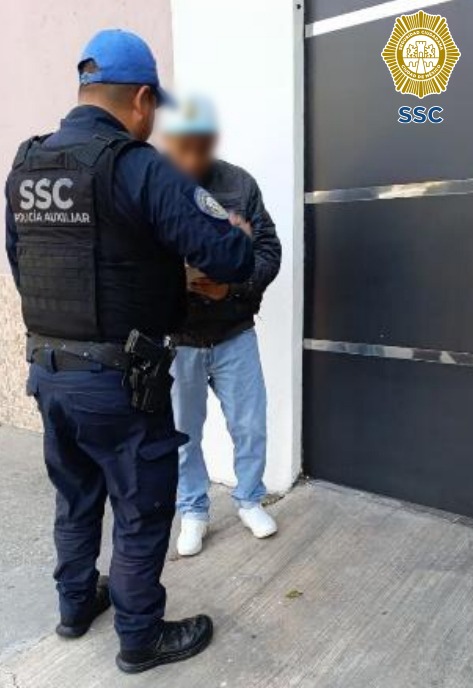 SSC_CDMX's tweet photo. #ColoniasSeguras | Comprometidos con tu seguridad, policías auxiliares y recorren calles #CasaXCasa y realizan visitas a mercados y negocios de la #ZonaNorte, reforzando la seguridad para prevenir la comisión de cualquier delito; brindando confianza y fortaleciendo la comunicación con vecinas y vecinos.
#LaPolicíaCercaDeTi @ClaraBrugadaM #JefaDeGobierno