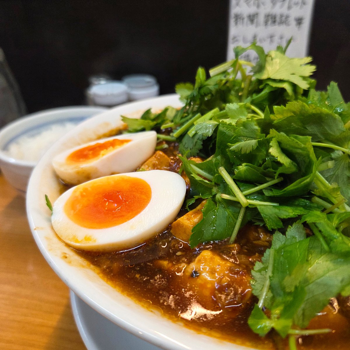 69beatspecter's tweet image. 中華そば半ざわ@西巣鴨
麻婆麺+🍚

前から興味があった此方の麻婆麺をやっと食べれた😆
辛味と痺れもしっかり感じられる本格麻婆豆腐がたっぷり乗せられ脂肪燃焼な逸杯が最&amp;amp;高😍💕
パクチーが良きアクセントでめっちゃお勧め🏆ჱ̒˶ｰ̀֊ｰ́ )
セルフ麻婆丼もニヤけが止まらず大汗をかきつつ大昇天🌈👼✨