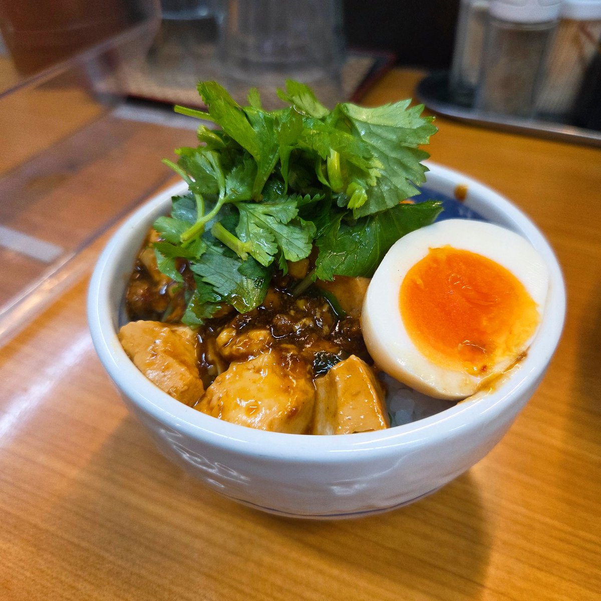 69beatspecter's tweet image. 中華そば半ざわ@西巣鴨
麻婆麺+🍚

前から興味があった此方の麻婆麺をやっと食べれた😆
辛味と痺れもしっかり感じられる本格麻婆豆腐がたっぷり乗せられ脂肪燃焼な逸杯が最&amp;amp;高😍💕
パクチーが良きアクセントでめっちゃお勧め🏆ჱ̒˶ｰ̀֊ｰ́ )
セルフ麻婆丼もニヤけが止まらず大汗をかきつつ大昇天🌈👼✨