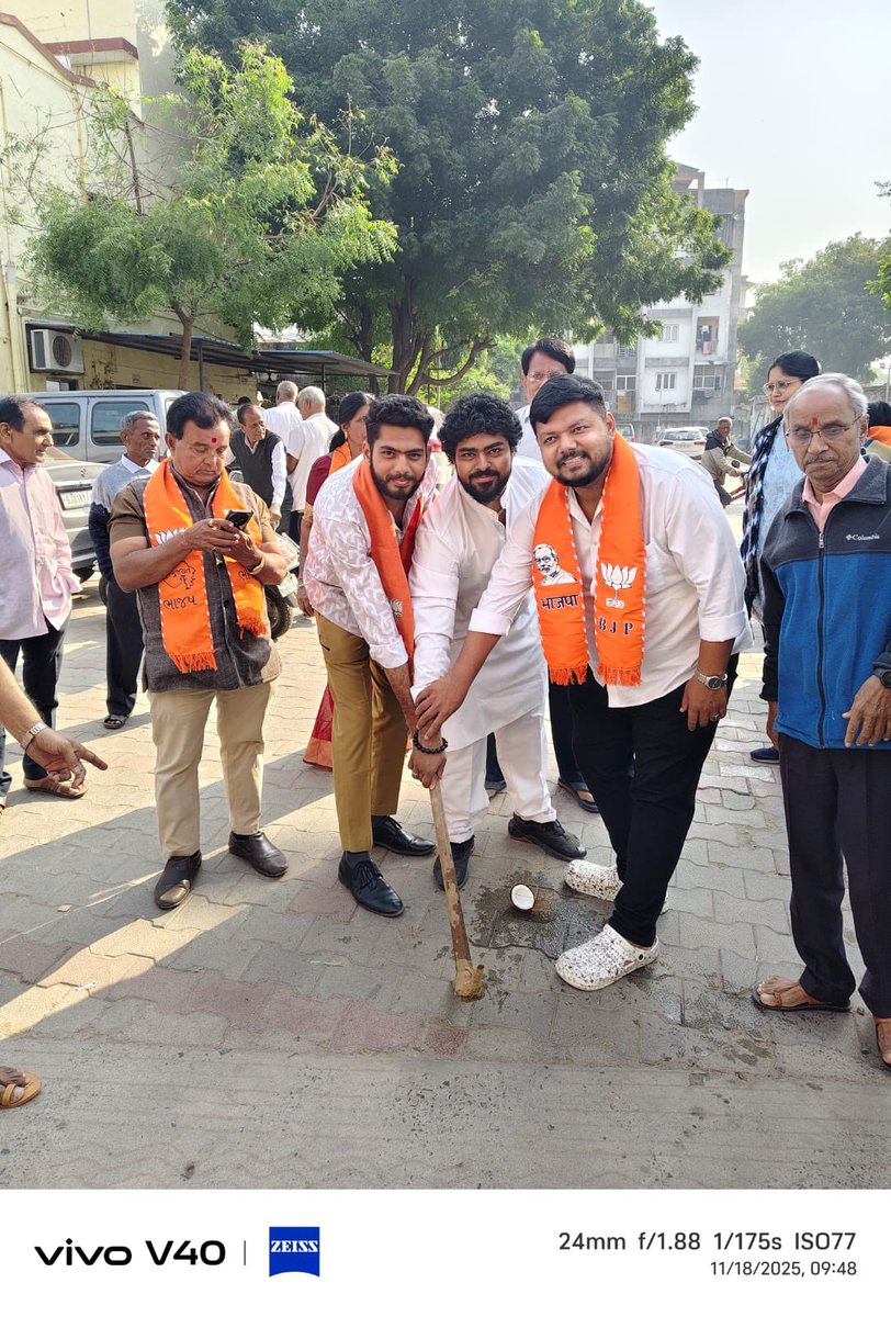 patelrumit7's tweet image. આજ રોજ રીટાબેન પટેલ અને રાકેશભાઈ બ્રહ્મભટ્ટ ના બજેટ માંથી ચાંદખેડા વિસ્તાર ની અલગ અલગ સોસાયટી માં ડ્રેનેજ ની લાઈન અને પાણી ની લાઈન નાખવાની કામગીરી નું ખાત- મુહૂર્ત કરવા માં આવ્યું. પ્રમુખ ,મહામંત્રી , હોદેદારો અને કાર્યકર્તા ઓ ઉપસ્થિત રહ્યા.  

રૂમિત પટેલ - મહામંત્રી ચાંદખેડા