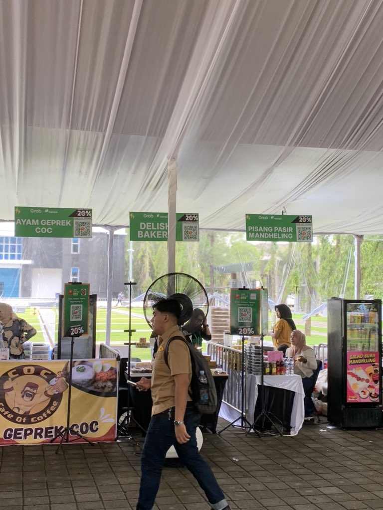 Mulai laper?
Tenangg kamu bisa coba banyak makanan enak di GrabFood Bazaar 🤤✨

Generasi Campus Roadshow Medan
#GenerasiCampus2025