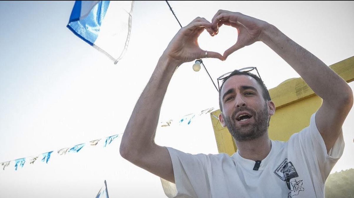 "Intenté escapar, cavé durante varias semanas, quería trabajar para cambiar mi destino. Una noche me las arreglé para salir a ver las estrellas, por primera vez.

"Escribí 'secuestrado' en un saco de arena y ya estaba planeando mi próximo movimiento, pero los terroristas se