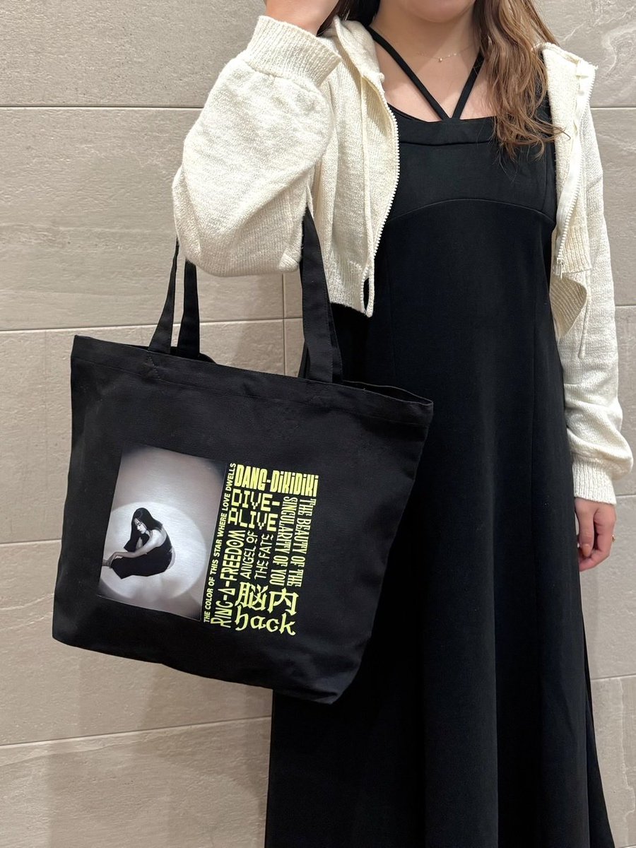 LINOLEIA_staff's tweet photo. ⋱GOODS⋰
#LLBB より販売となった新グッズがHS STOREにて取扱いスタート!
ぜひこの機会にお買い求め下さい💁
★“コトバ”ロンT
★“コトバ”トート&ステッカー
🛍️ご購入はこちら
https://t.co/g8T4MTKvS3
※同時購入ノベルティはございません
#LINOLEIA https://t.co/f9r7Vkeik7