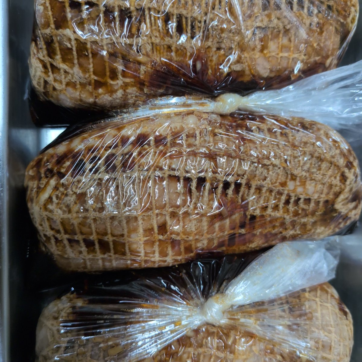 今日のトモシェフは久々のネギチャーシュー丼です！
美味しくなれ〜と念じながら仕込んでます🥩