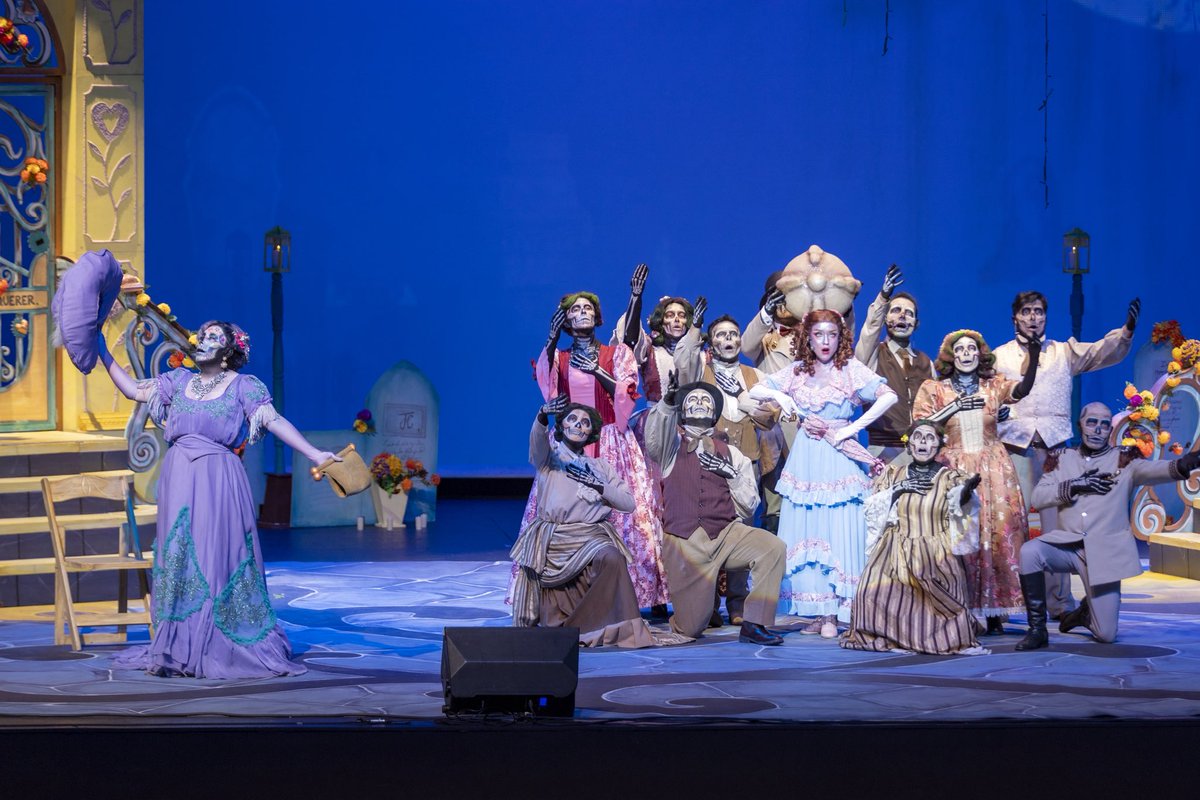 PatyzarzaUaemex's tweet photo. Asistí a la función de “Panteón de Amores”, una producción emblemática de la Compañía Universitaria de Teatro, donde celebramos con orgullo la develación de la placa conmemorativa por sus 50 representaciones, acompañada del talento de la Orquesta Sinfónica Juvenil y del Coro Universitario.

Reconozco el talento, la creatividad y entrega de un elenco que ha conquistado al público mexiquense función tras función. Mi admiración y reconocimiento son para todas las personas que hacen posible esta puesta en escena, consolidando su calidad y su impacto en nuestra comunidad.

Les invito a seguir disfrutando de las diversas actividades que ofrece nuestra #UAEMéx, un espacio que impulsa y promueve la expresión artística universitaria.