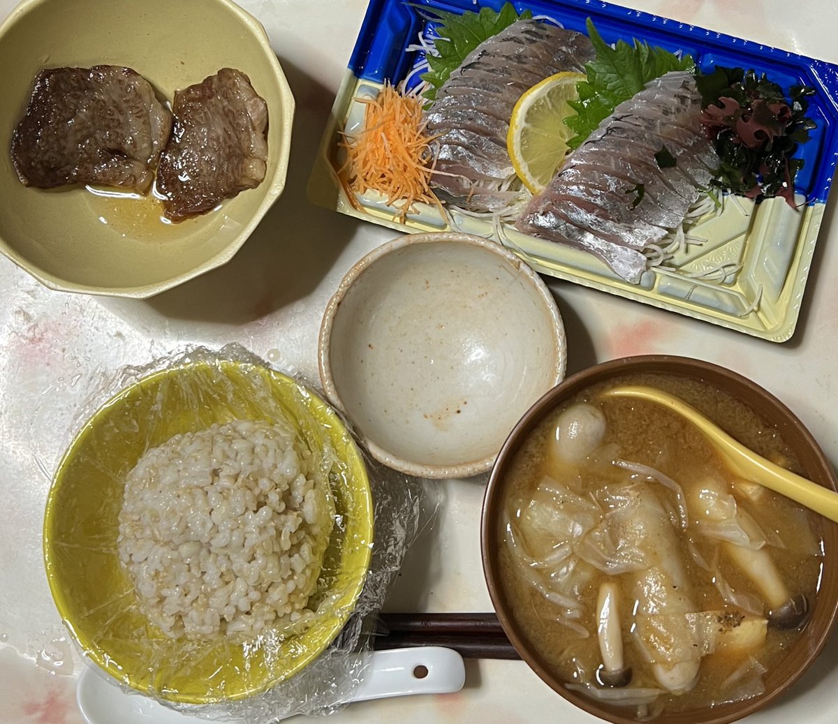 bifutekimodoki's tweet image. 元糖尿病予備軍の老人にはこのくらいの量と内容がちょうどいいかも🩵…( ´_ゝ`)🩵

真あじの刺身と霜降り牛肉🩵…美味しい🩵…お惣菜でもこの刺身はまぁまぁ🩵…地産地消だし🩵…( ´_ゝ`)🩵

#グルテンフリー
#自炊
#健康食
#フードロス削減