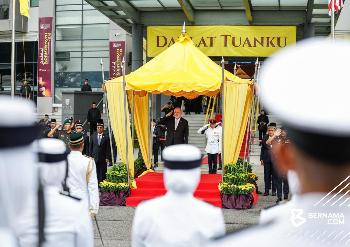 #Selangor Yang di-Pertuan Agong Sultan Ibrahim berkenan berangkat menyempurnakan Istiadat Konvokesyen UiTM ke-103 di Dewan Agung Tuanku Canselor, UiTM Shah Alam, hari ini.