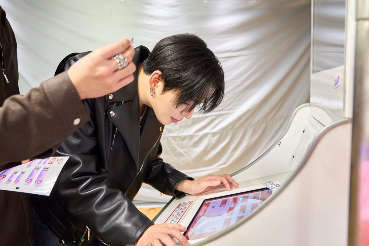 📸] #YOONJAEHYUK #HARUTO が ネームステッカーにチャレンジ