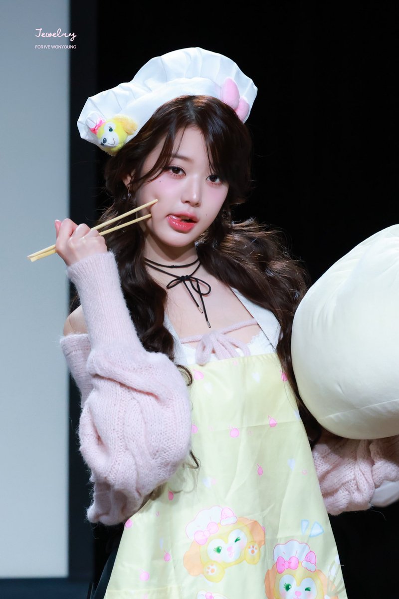Jewelry_107's tweet photo. 251116 SW 🥢

#IVE #아이브 #원영 #장원영 #ウォニョン #WONYOUNG #JANGWONYOUNG https://t.co/MFfneSdeuK