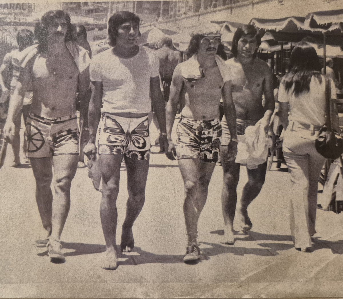 Mallas eran las de antes!
El 🐭 Ayala, Heredia, el 🦴 Glaria y el 🧒🏿 Ortiz paseando por la rambla marplatense.

#EstadisticasCasla 💙❤️🩳
