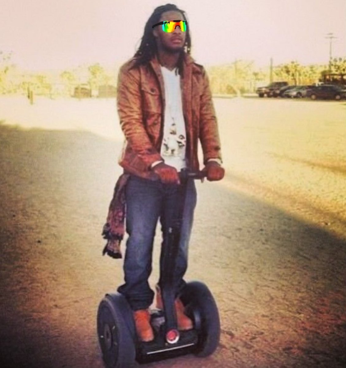 세그웨이를 탄 Waka Flocka가 $FLOCKA를 홍보하는 모습