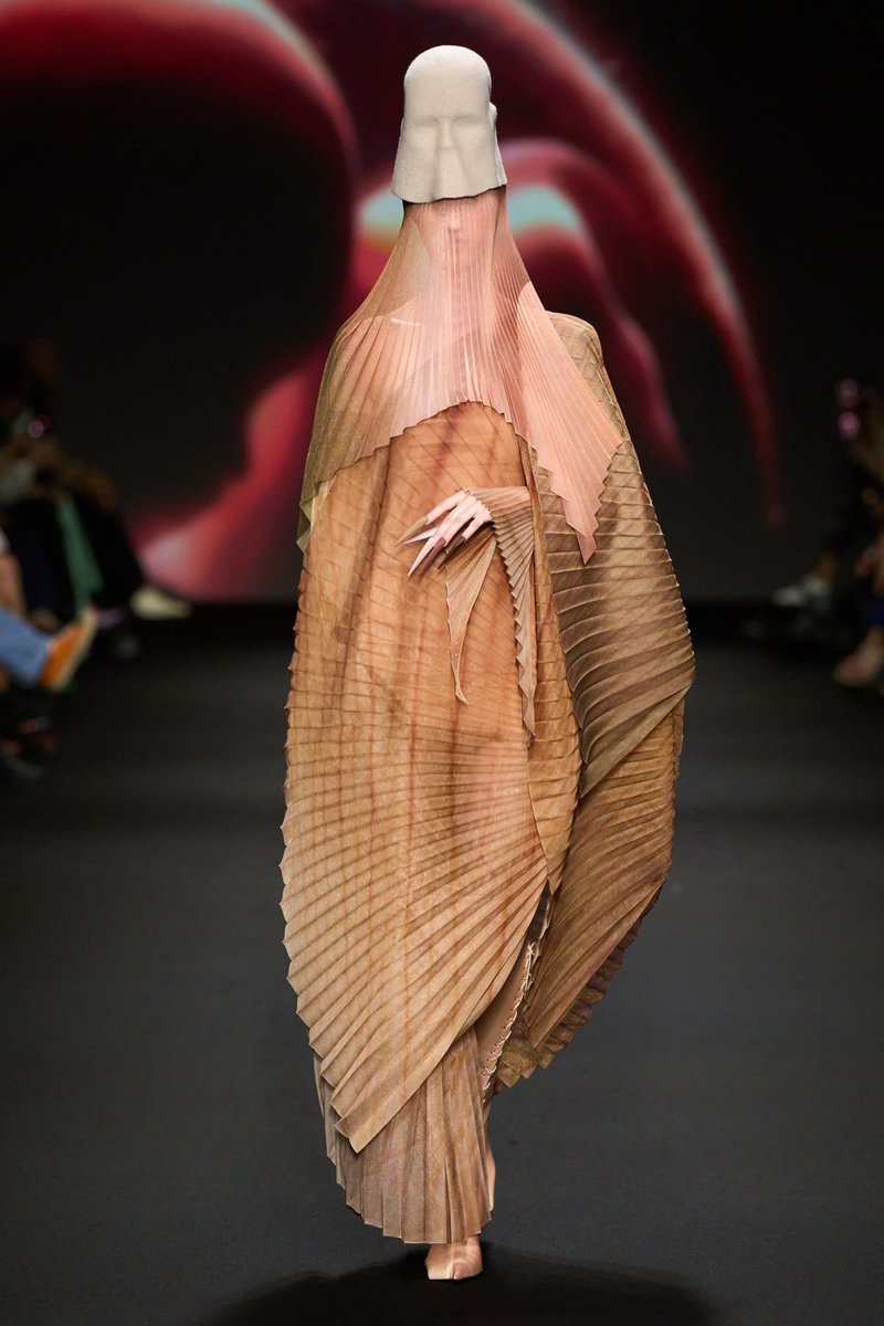 ifashionshd's tweet photo. -
من أحد عروض المصمم 
Robert Wun Fw2024 
قدم تصاميم كـ ختام لأحد عروضة 
 أربعة قطع قوية ترمز إلى مراحل التجريد الجسدي والروحي 🫀. 

بداية من 
١- الجلد 
٢- اللحم 
٣- العظام 
٤- الروح 
#robertwou , #robertwoufw2024 https://t.co/ddoc50dnyC