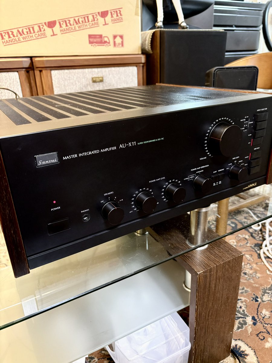 uxtupii's tweet image. またまたハードオフで中古プリメインアンプを衝動買いしてしまいました！
重さ３０Kg近くある超弩級のプリメインアンプです 
これからいろいろ聴いてみるのが楽しみです！
＃サンスイ
＃AUX11 
＃プリメインアンプ