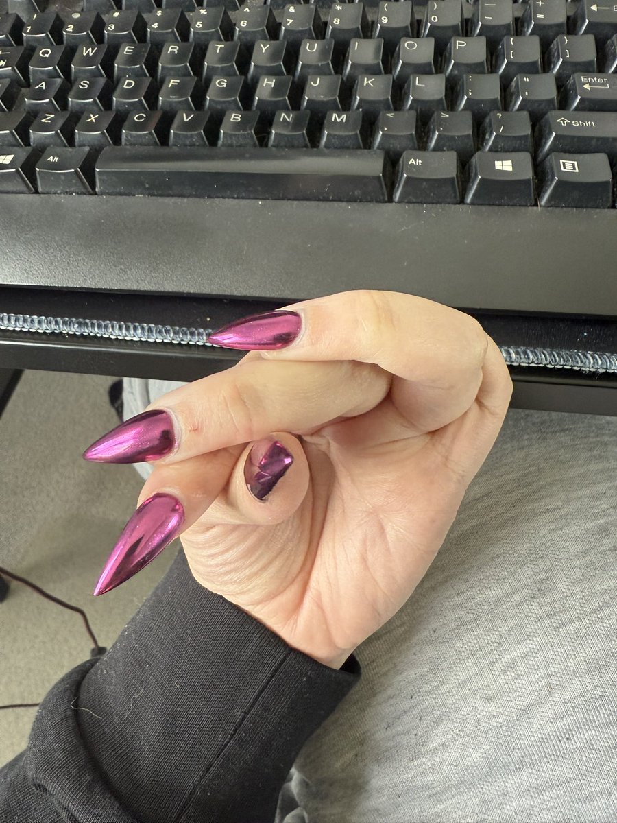 vx_pine's tweet image. Work told me to “shake and stretch my hands” 🫡