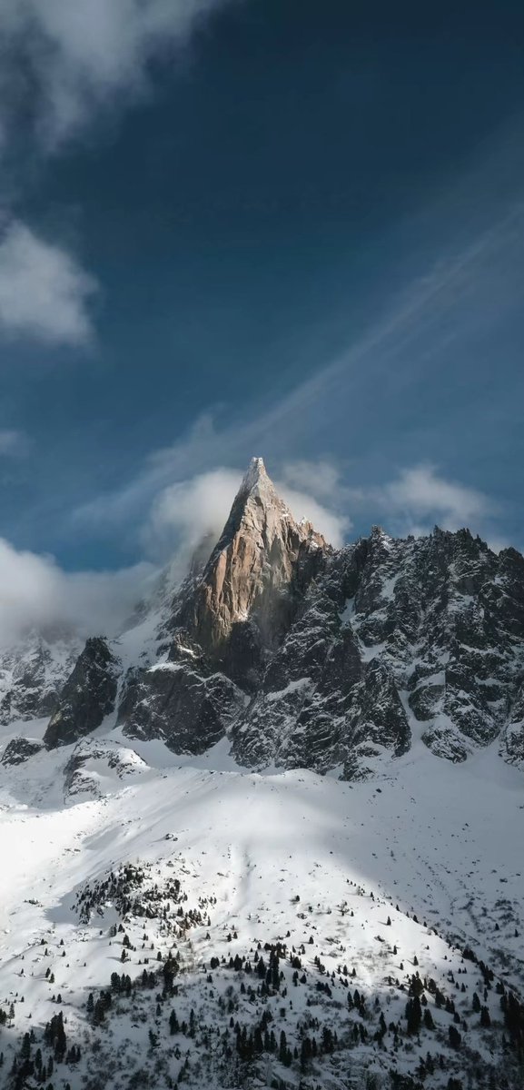 你一定要稳稳的站着，因为想看你跌倒的人一直都在，你要做那座吹不倒的山，风不会停，所以山必须稳，你越稳，等着看你笑话的人越痛。