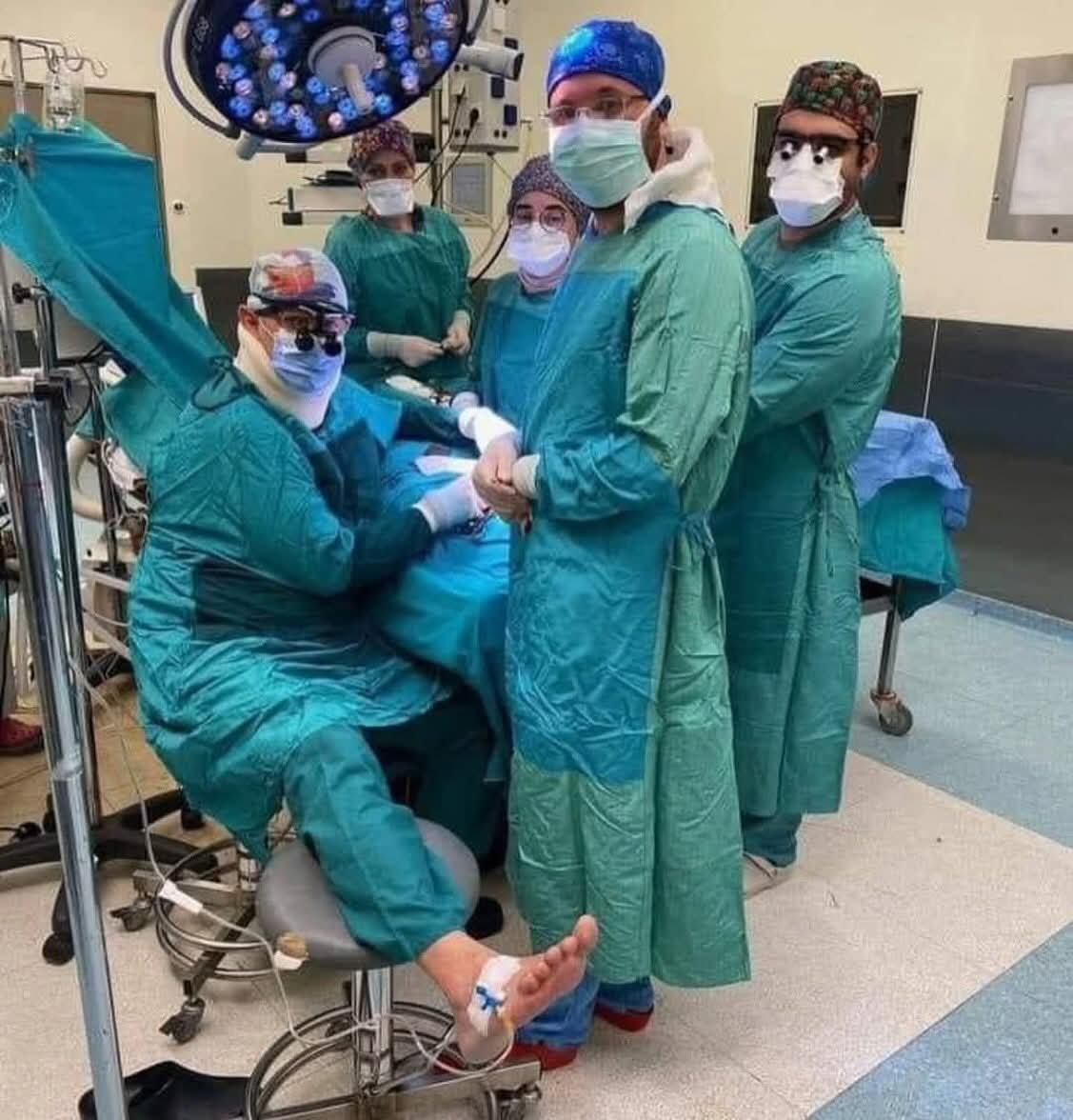 Resimde, ayağında serumla ameliyat yaparken gördüğünüz doktor Uludağ Üniversitesi’nden Prof. Dr. Oğuz Basut, Ameliyat sırasında fenalaşınca ve ellerini kullanarak işlemini sürdürüp!, çareyi serumu ayağına bağlatmakta bulmuş... Neden ameliyatı bırakmadınız? sorusunu ise, ‘ GÜÇ bir