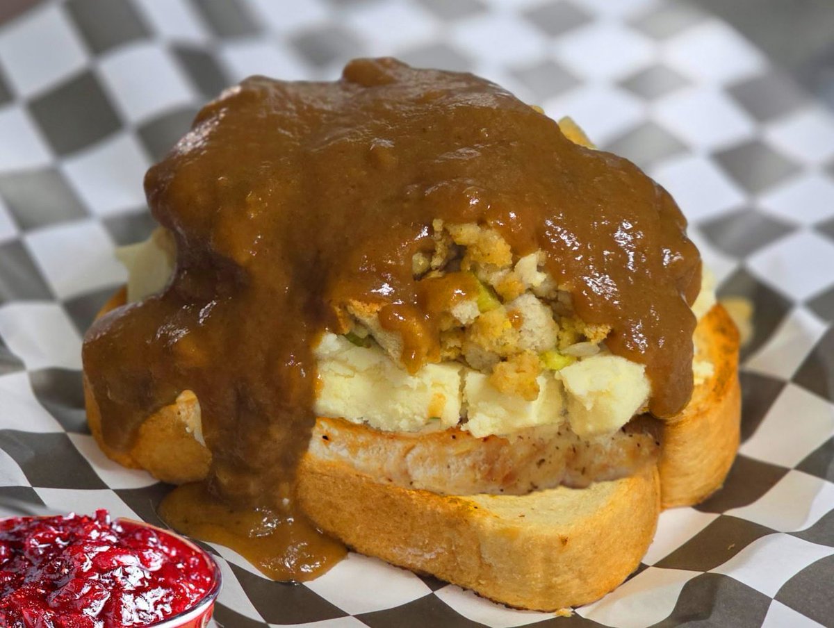 Our #Vegan Thanksgiving Mess 🌱 Mashed potatoes, brown gravy, stuffing + grilled poultry sit atop buttered Texas toast, plus cranberry sauce of course! Comes with a side for $14.50 🖤
Come by and see us or get delivery: Doomies.com has links! 

#veganla #veganholidays
