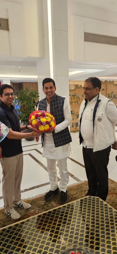 RajkumarSoorya3's tweet image. अपनी जीत को बहन @Mayawati जी की झोली में समर्पित करने के लिए रामगढ़ से नवनिर्वाचित विधायक सतीश कुमार उर्फ पिंटू यादव दिल्ली पहुँचे जहाँ बीएसपी मुख्य कार्यालय पर बसपा संयोजक आकाश आनंद जी से मुलाक़ात की।

सतीश कुमार उर्फ़ पिंटू यादव पर बहनजी ने तीसरी बार मौक़ा देकर विश्वास जताया