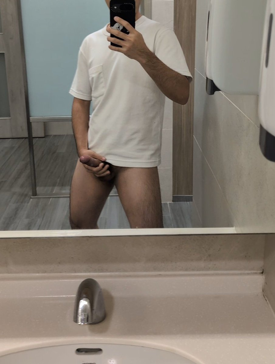 直接在門口拍，有人進來也來不及擋