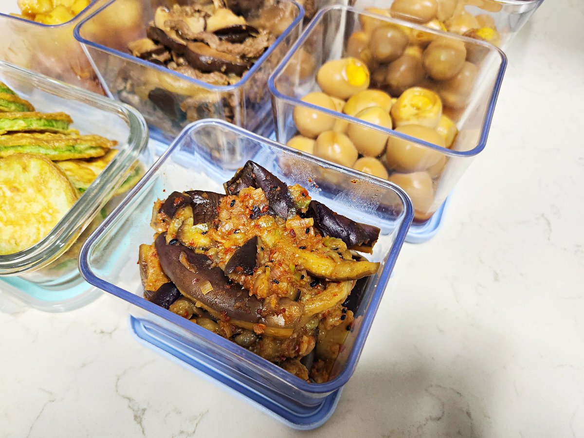 오랜만에 요리모드👩🏻‍🍳
가지나물무침, 호박전, 소고기표고볶음, 메추리알장조림
감자소시지볶음까지 준비 완료!
아버님어머님댁 배달갑니당 ㅎㅎㅎ
저희 시부모님 입맛이 까다롭지 않으셔서
뭘 드려도 부담이 없어요😅
하는김에 쪼꼬미 반찬까지 넉넉하게~
반찬 하느라 오전이 후딱 지나갔네요
이제 오후