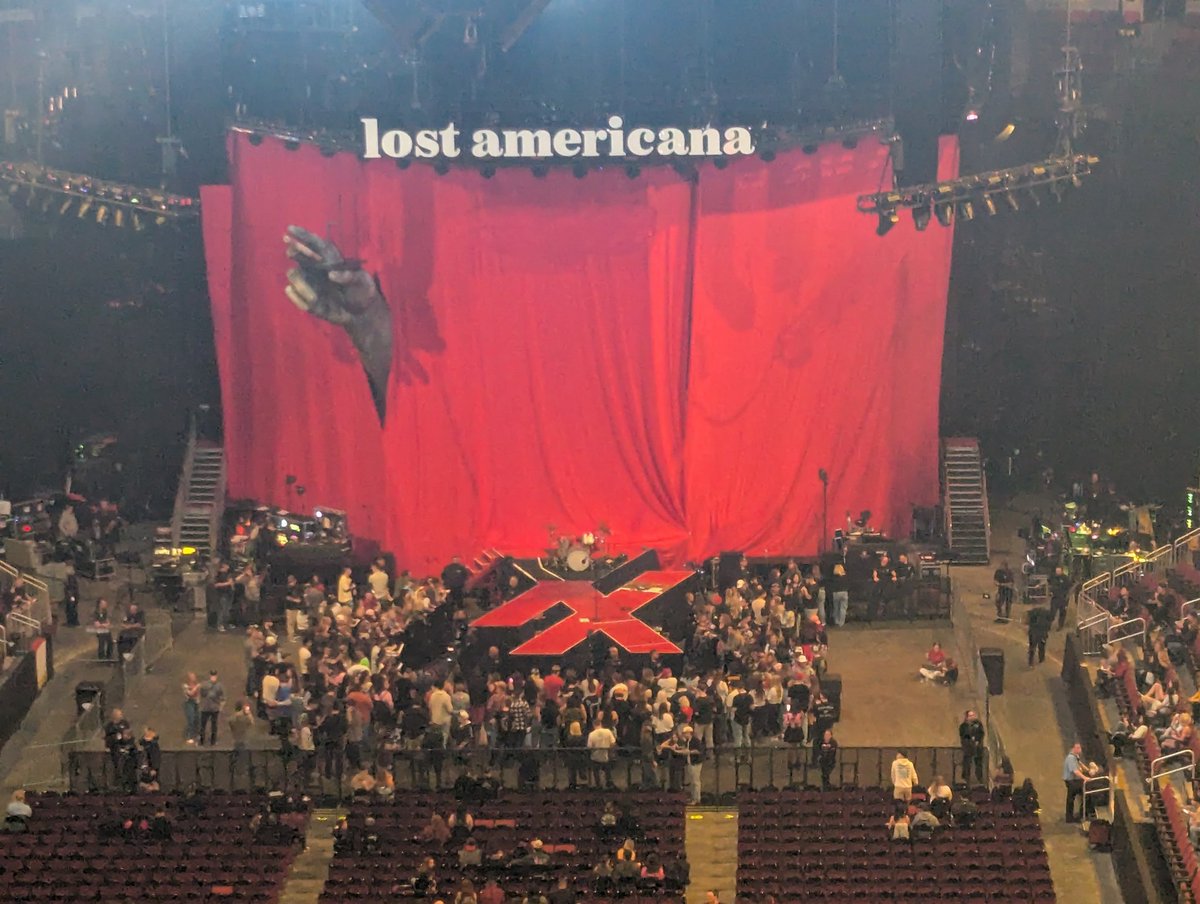 MariaRawrz's tweet photo. I bought a ticket at 9am this morning and now I'm at the @machinegunkelly concert lol. https://t.co/gvmAzHOXOw