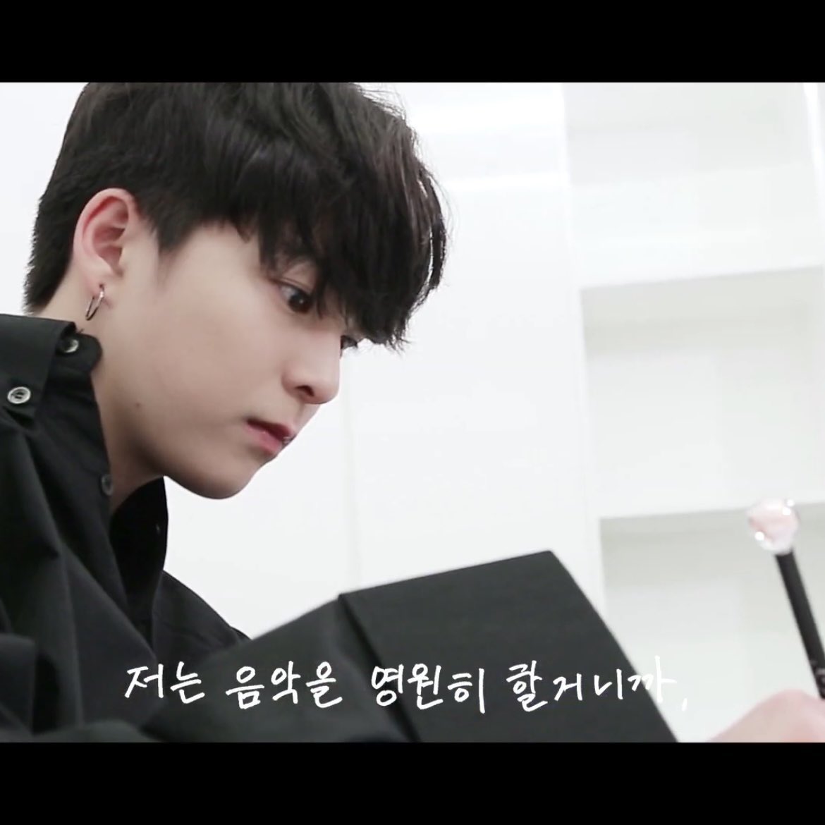 눈물을 참지 못해