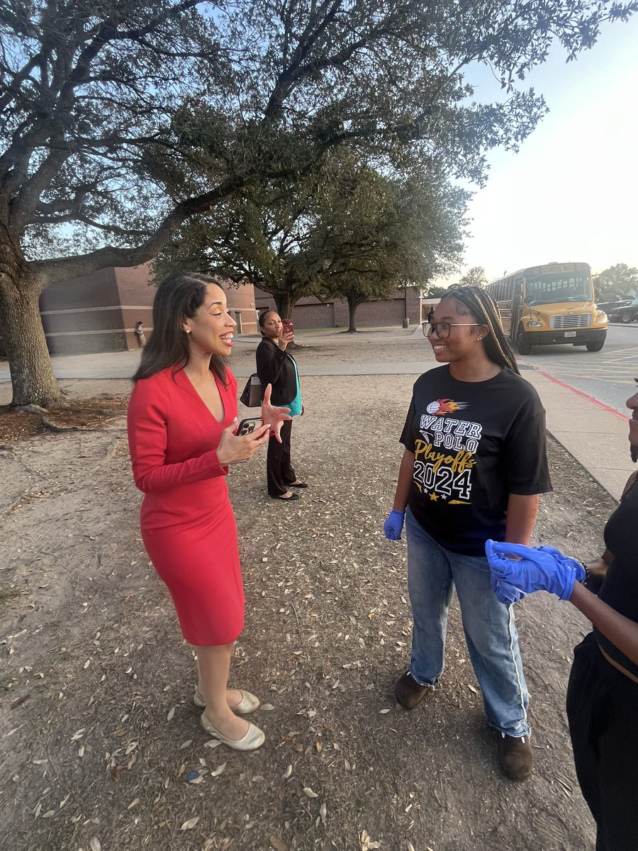 BigIkeYearbook's tweet image. Our very own Eagle @AmandaEdwards stopped by to support our community! 🦅💛
Thank you for stopping by Big Ike and standing with us!
#EaglesSoar #CommunityStrong #BigIke #SwoopNation